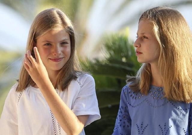 西班牙王后和婆婆和解？全家其乐融融度假，46岁王后比凯特还年轻