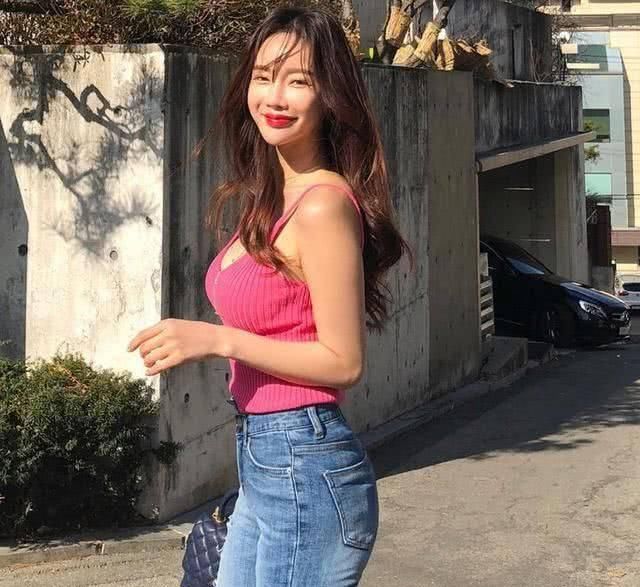  小姐姐：小姐姐一条紧身牛仔裤，穿出了凹凸有致的好身材，尽显优雅性感