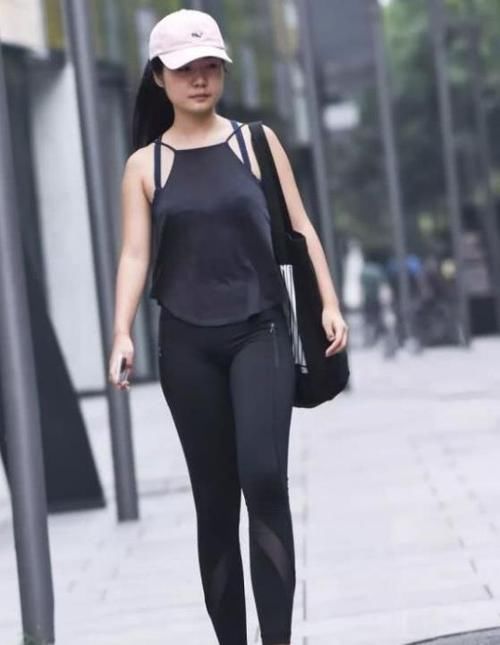  【美女】街拍：皮肤白皙的美女，一件白色上衣配短裤，青春靓丽气质