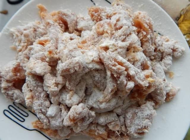  面粉■炸酥肉时，不要只会裹面粉！多加这1样，酥肉更香脆，还不回软