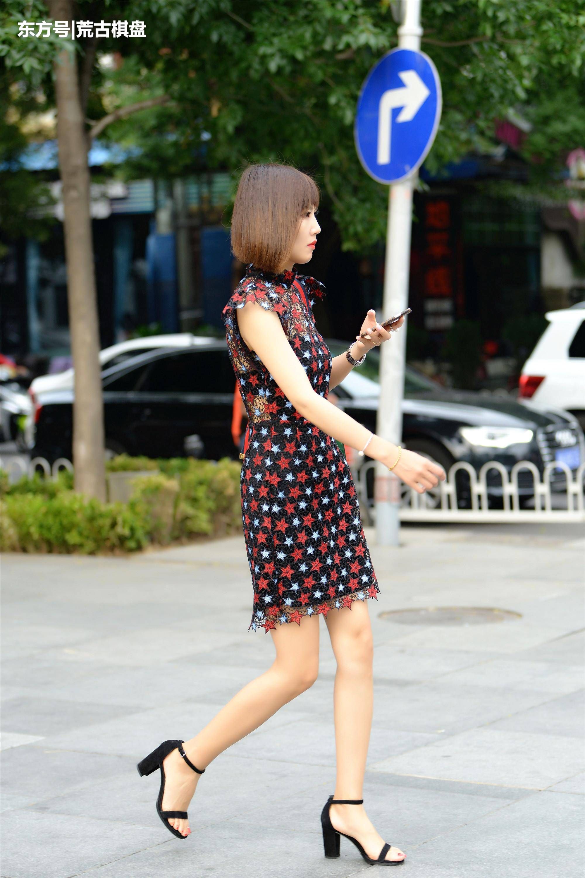 穿着一字带凉鞋的时尚姑娘，为什么都这么的会搭配呢?