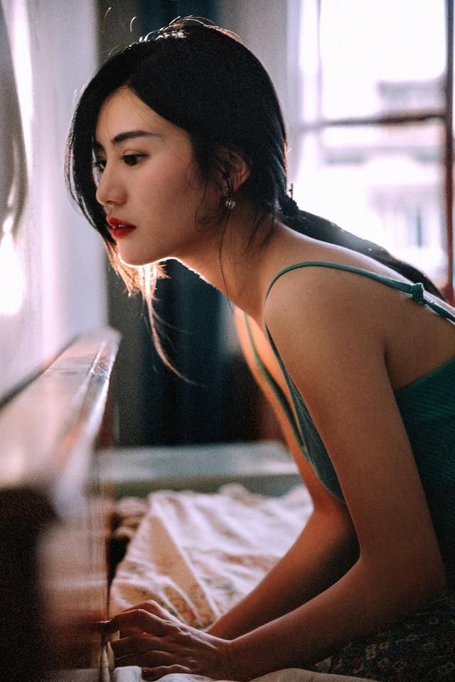 绿色柔软吊带裙，迷人目光的留恋去处，为何如此美丽