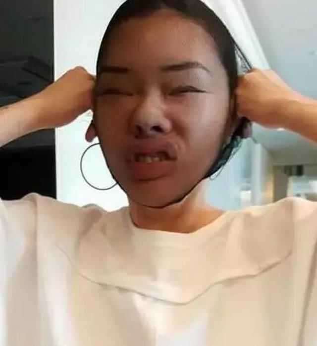 黑丝组团出没，请前方准备打怪