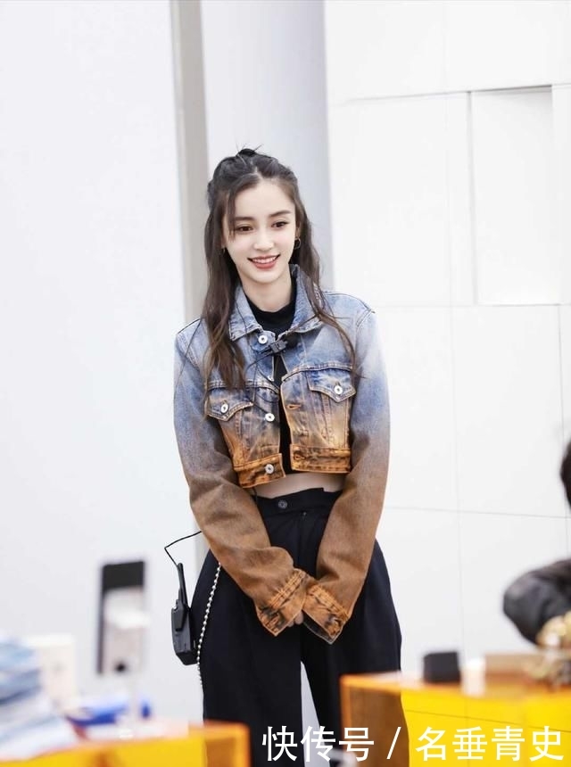  [穿搭]Angelababy火了，扎发造型配抹胸连衣裙苗条淑女，不像生过娃的人