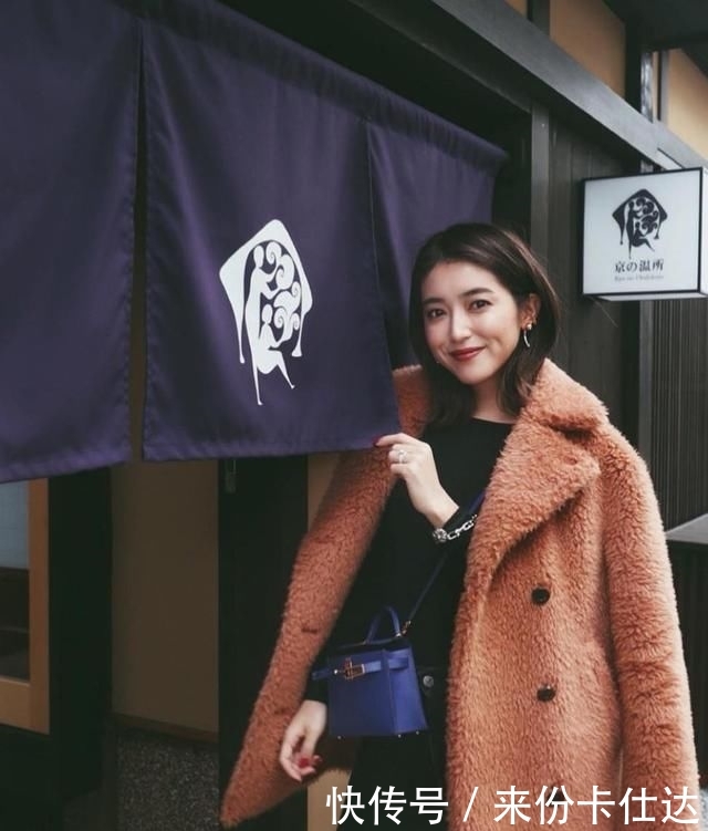  冬天■冬天不能穿裙子？羽绒服配裙子保暖又时尚，时髦的女人都这样搭配