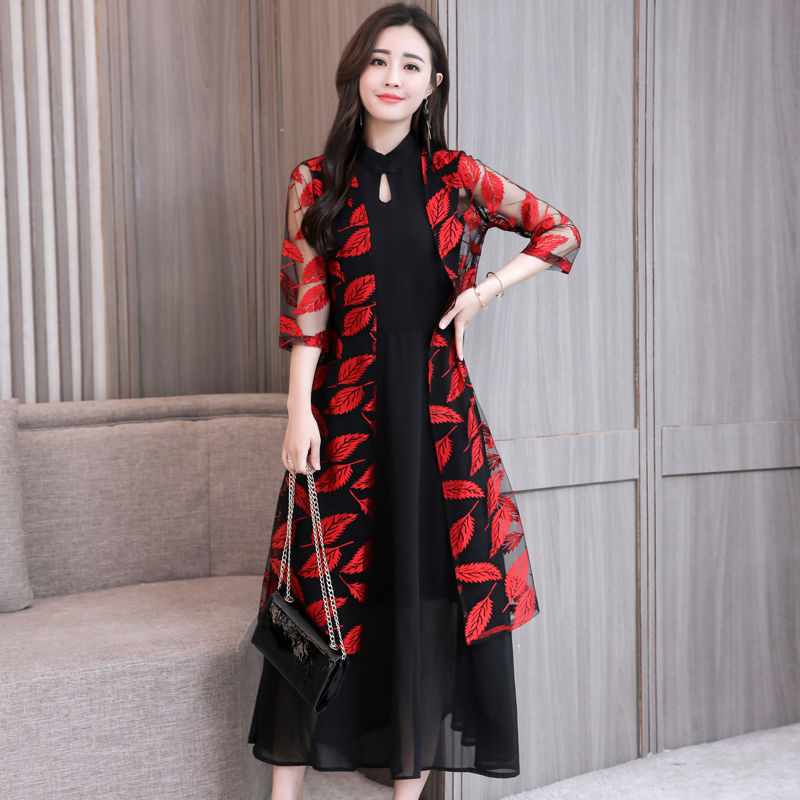 想不到!60后老妈穿这裙子，不仅洋气还忒高贵，美嫩像个小姑娘