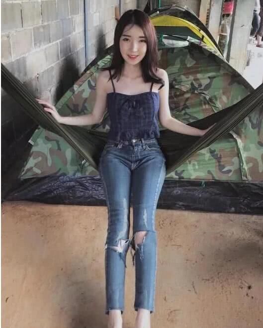 穿紧身牛仔裤的小姐姐，完美呈现高雅的美丽与时尚，性感十足！