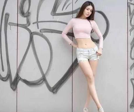 街拍：恬静优雅的热裤小姐姐展现靓丽紧致好身姿，婉约又别致！