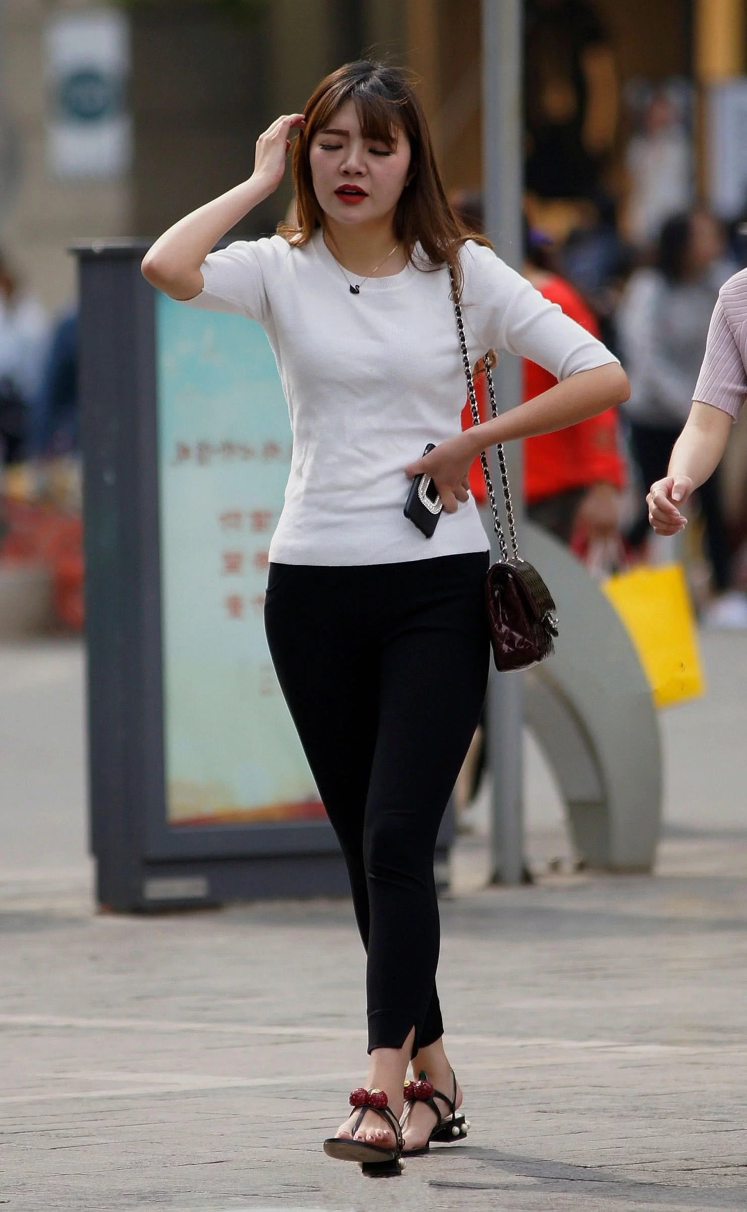 甜美小姐姐的面孔还是非常精致的，给路人在视觉的效果上面也能够