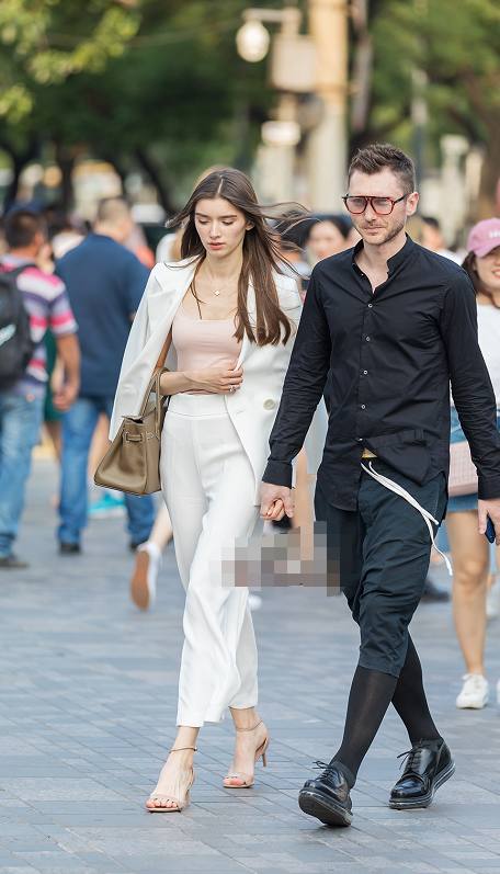 出门穿衣上“档次”的女人们，展现气质的优雅和女人味的风情