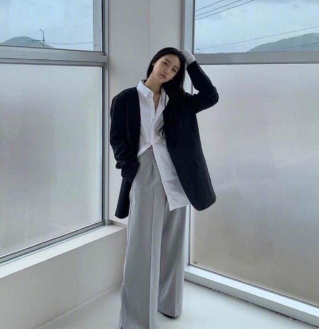  博主：这位韩国时尚博主路子真野！将职场装穿成男友风格，新潮又有派头