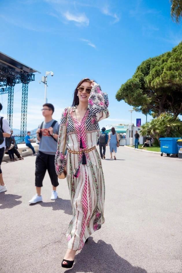 刘涛唯一承认的闺蜜是她，44岁穿上低胸花裙气质不凡