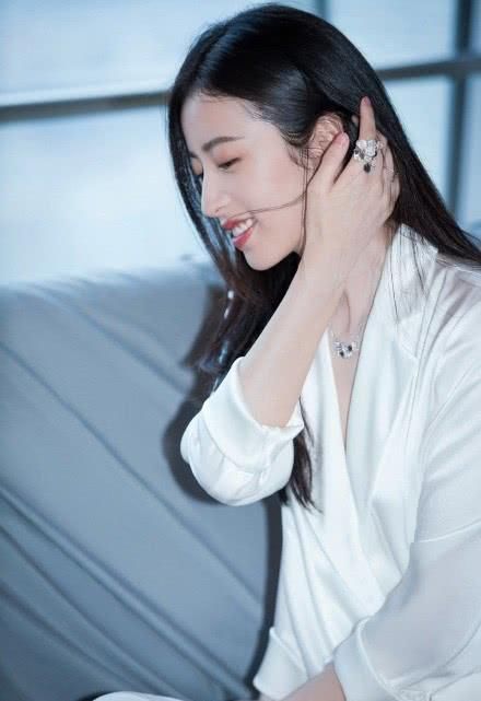 周雨彤：纯白套装凸显气质清丽干练，微笑侧颜似夏日清甜的微风！