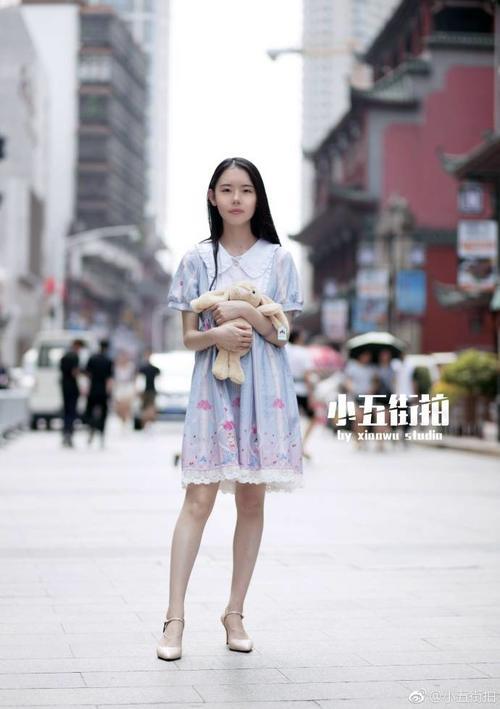 路人街拍：闺蜜一起上街，当然要开心地笑，小姐姐的锁骨都很性感