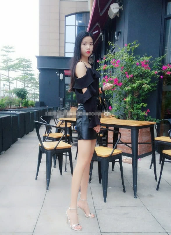 气质小姐姐独坐咖啡馆，包臀裙尽显逆天大长腿，性感小蛮腰让人着