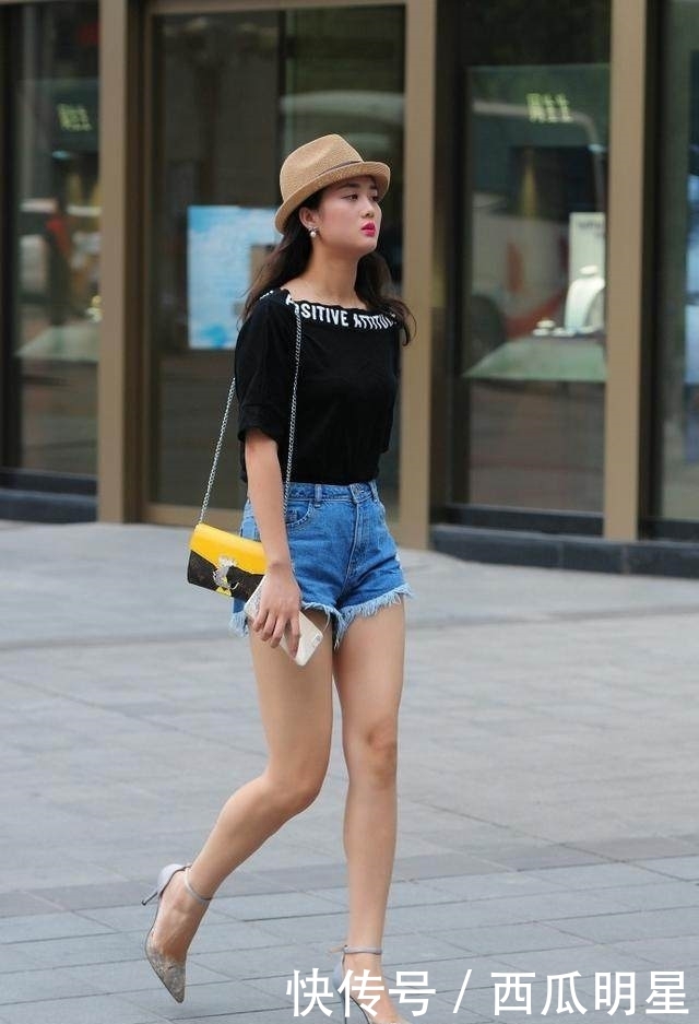 气质■街拍:美女的性感大长腿很是吸睛,优雅气质也甚是迷人