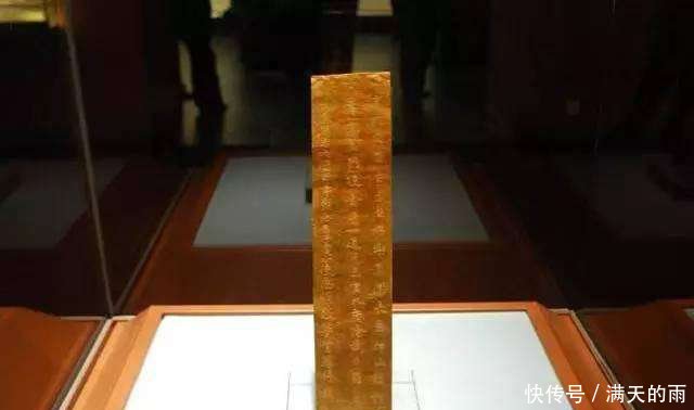 河南一农民山上捡到一个“铜片”，拒绝10万收购，无偿上交国家