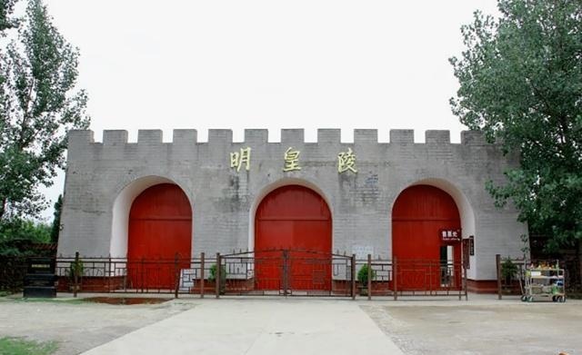 我国的一座墓地，让高铁为它多花2亿绕行，下令修建者是他