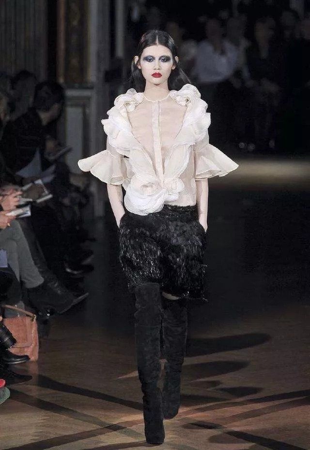 收藏了那么多显高方法，还是奚梦瑶这招最好用