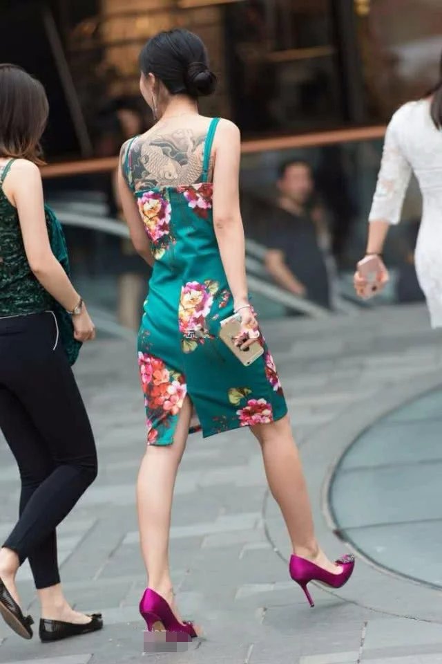 小姐姐穿中国风的吊带连衣裙，性感身材很吸睛，网友：这纹身霸气