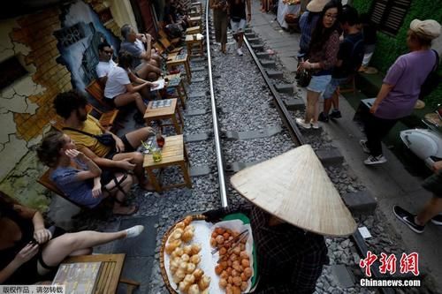 越南网红店要关门 离铁轨仅1米边喝咖啡边看火车