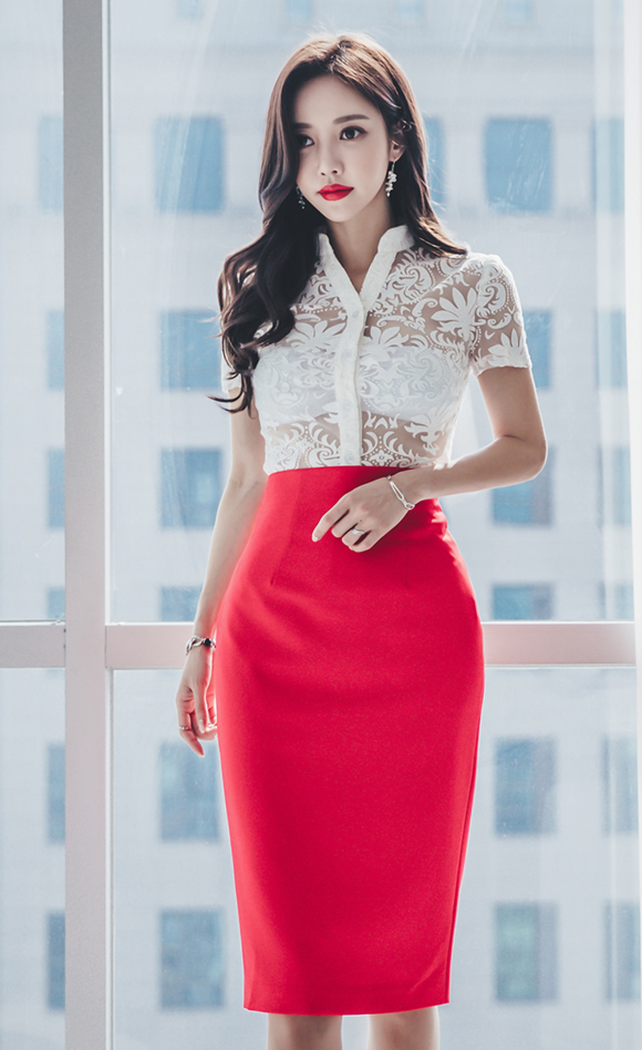 女神孙允珠，葡红浓香干邑雪白花绣及膝裙