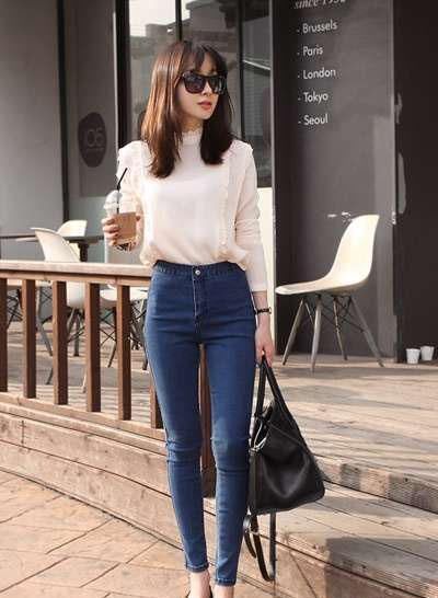 街拍:小姐姐紧身牛仔裤上街，成熟、优雅显瘦