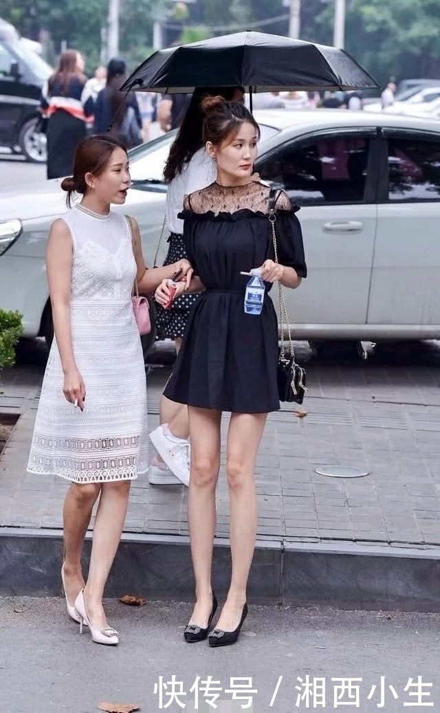 好一双修长美腿气质美女，一袭半身连衣裙露出筷子般的玉腿，到哪