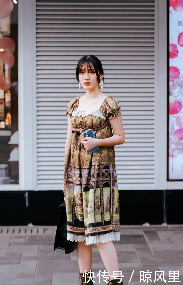 「美女」时尚街拍:在漂亮美女汇集的现代都市中,时尚美女们会挑选不一样的时尚潮流穿搭