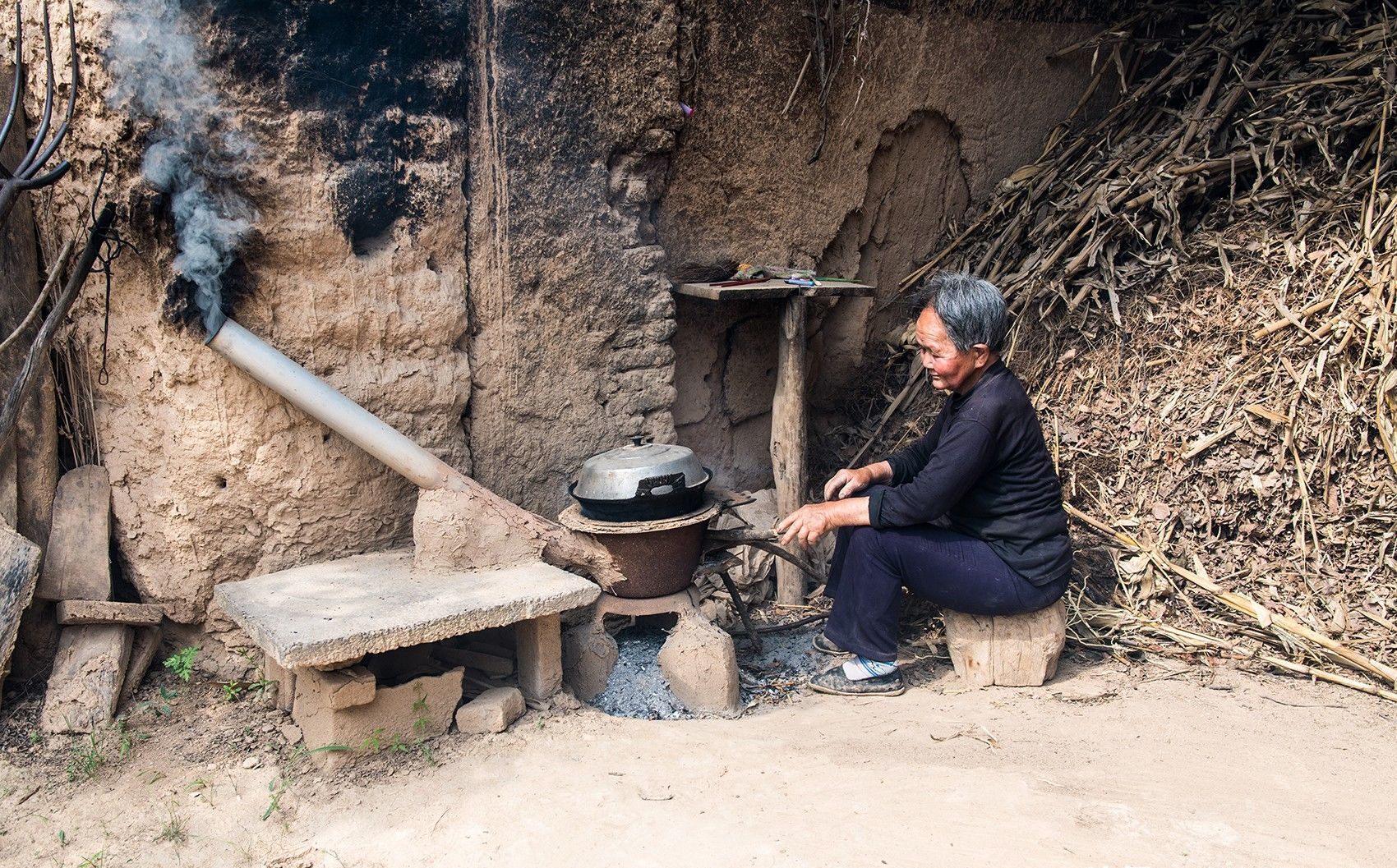 84岁母亲陪伴单身儿子在山里种60亩地，看看他们的生活吧