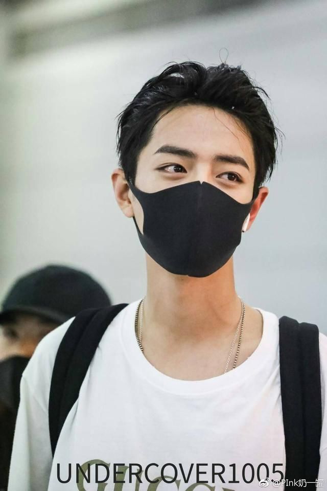 某小鲜肉接戏标准?杨幂黑粉骚扰品牌客服?肖战机场被拍帅炸!