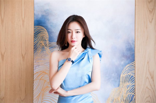 秦岚＂芯＂动长沙，出席瑞士天珺表＂月桂女神＂系列首发会