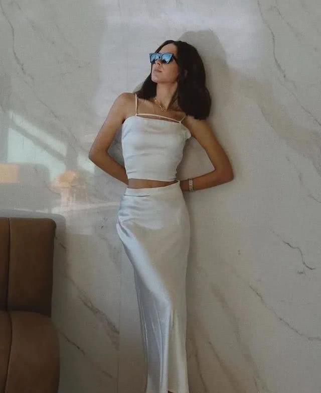  #休闲裤#夏日吊带就该这样搭，时髦显瘦，美的毫不费力！