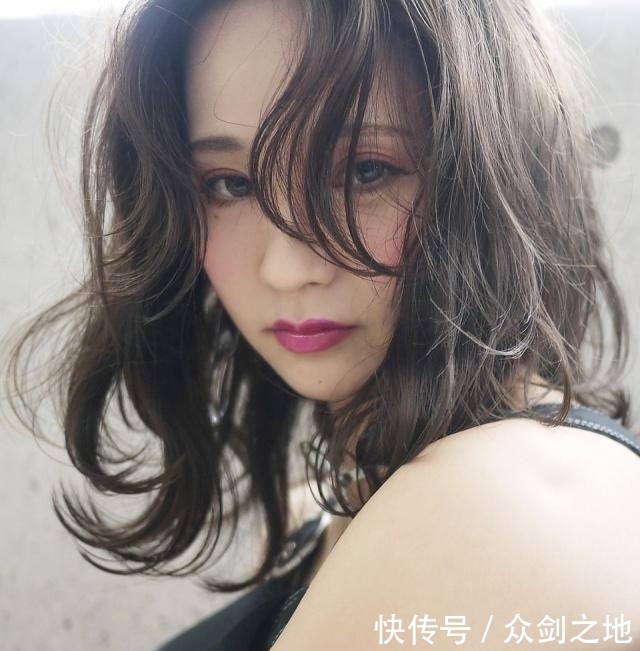 柔软■俩闺蜜一起烫头发,烫完一个柔软自然一个毛躁干枯,太尴尬了!