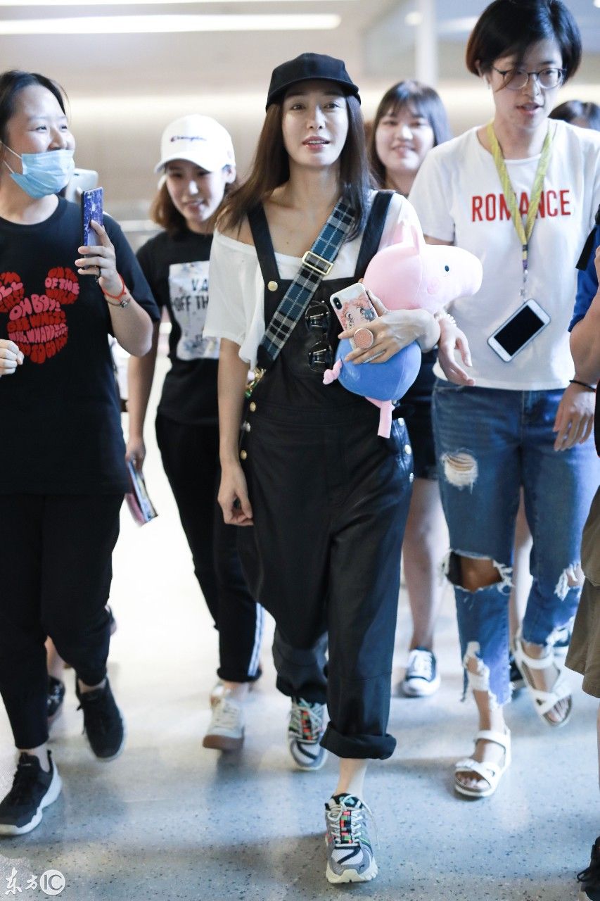 “富察皇后”秦岚素颜现身机场,脸这么大还这么美的也只有她了