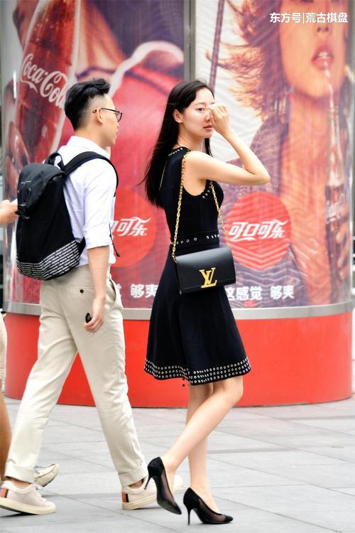 踩上一双时尚的尖头细跟鞋，身材自然挺拔起来，而且还非常自信