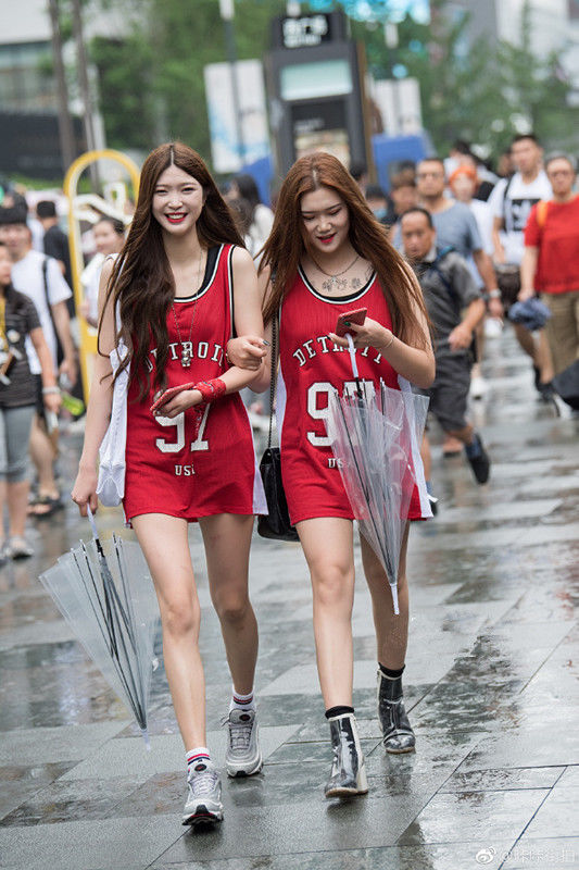 街拍路人，炎热的三伏天，路人们穿搭清新时尚，个个笑容满面