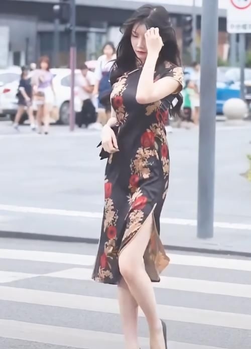  「梨形」女孩的“梨形身材”完美诠释旗袍的美，走在街上，回头率百分百！