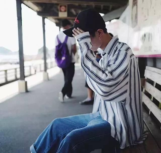 「条纹」距离征服春夏穿搭,就差一件条纹单品的距离