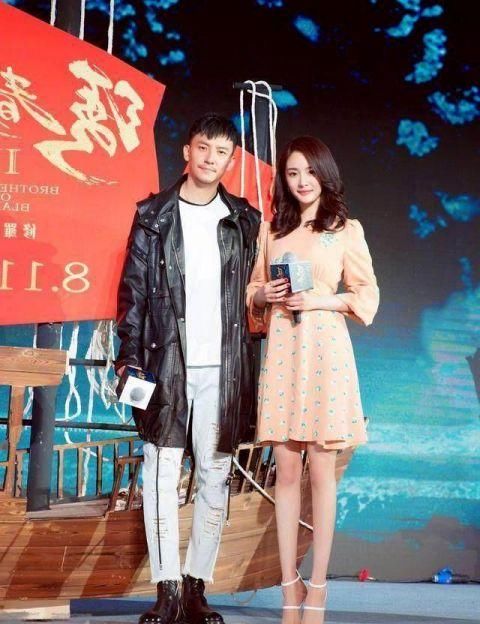 女明星穿高跟鞋的技术太强悍 佟亚丽鞋跟断了还能支撑