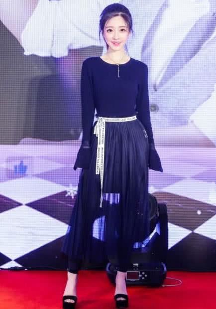 冯提莫户外直播被抓拍，真实镜头下的她竟是长这样！