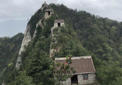 西安最神秘寺庙，整体由铁打造而成，建在绝壁却没有倒下