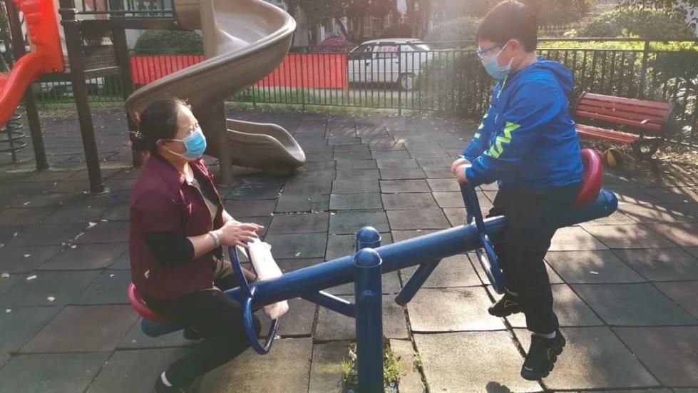  「南湖中央」武汉无疫情小区居民可以下楼了！记者现场探访