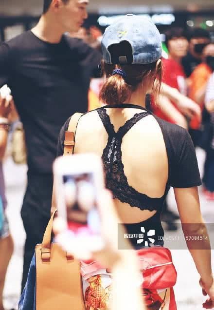 38岁蔡依林机场未修图曝光,美艳似真人芭比!网友:比精修图美