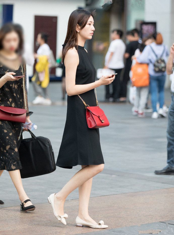 #身材#街拍:身材高挑的小姐姐,黑色连衣裙,非常的显气质