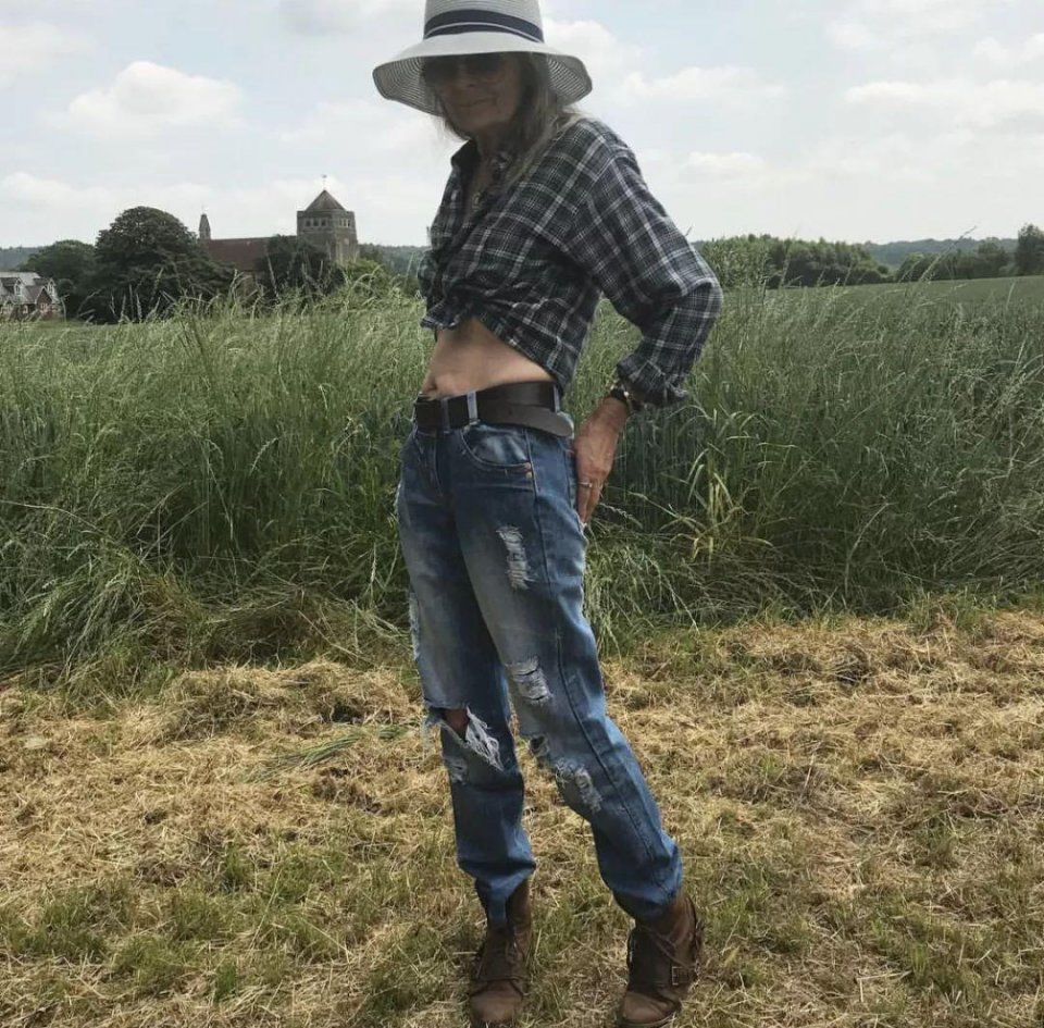 她74岁，满脸皱纹，天天素颜，但是真的很酷啊!!!