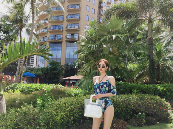女神孙允珠，枯藤蓝叶梦幻夏威夷绑带泳装