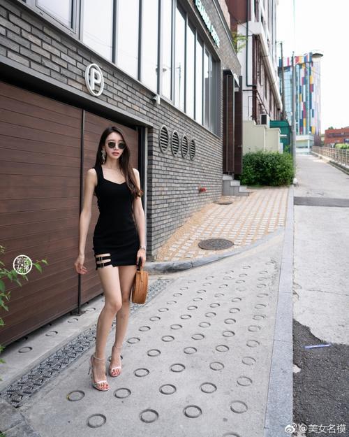 路人街拍，小姐姐黑色吊带连衣裙，简单时尚，体现她独特的美丽！