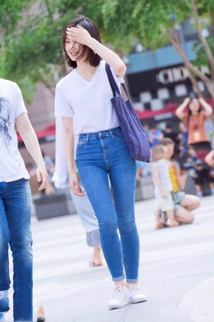 街头偶遇蓝色紧身牛仔裤小姐姐，阳光灿烂得就像夏日里的百合花