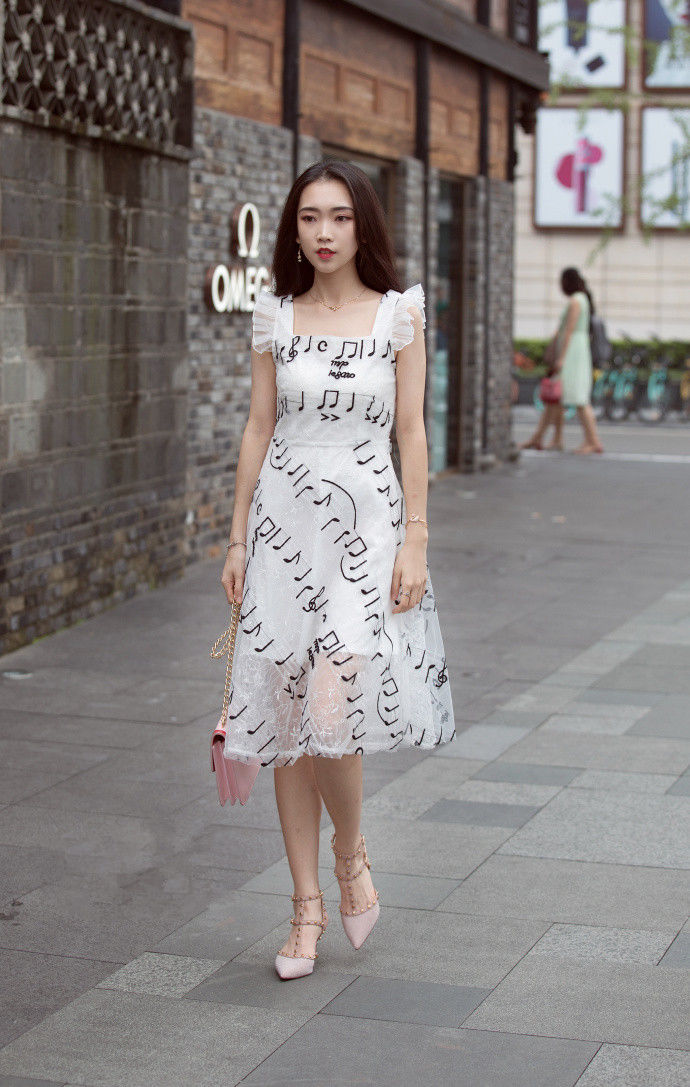 成都街拍，清新甜美风的夏季搭配，彰显成熟女人味!